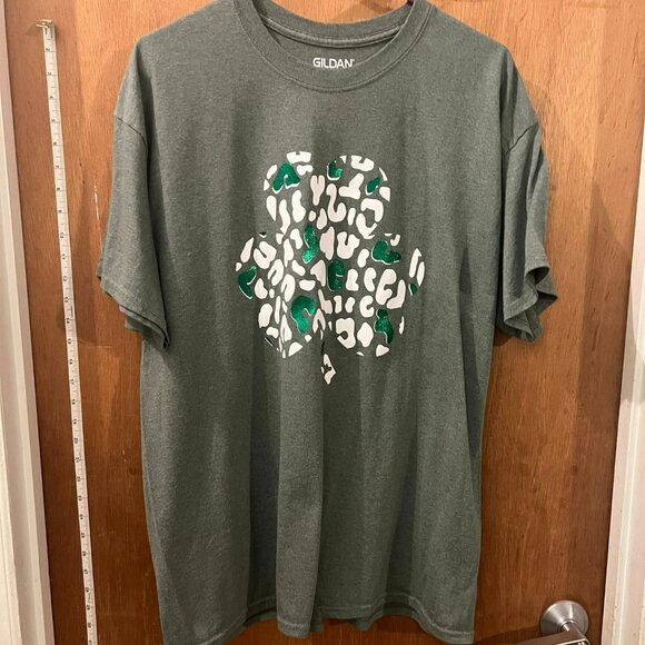 Size XL - Gildan - Light Gray/Green Animal Print Shamrock St Patty's Day T-Shirt - Picture 1 of 6